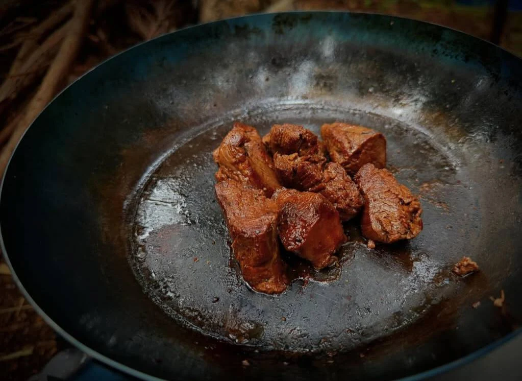 鉄のフライパンで香ばしく焼き上げた肉料理